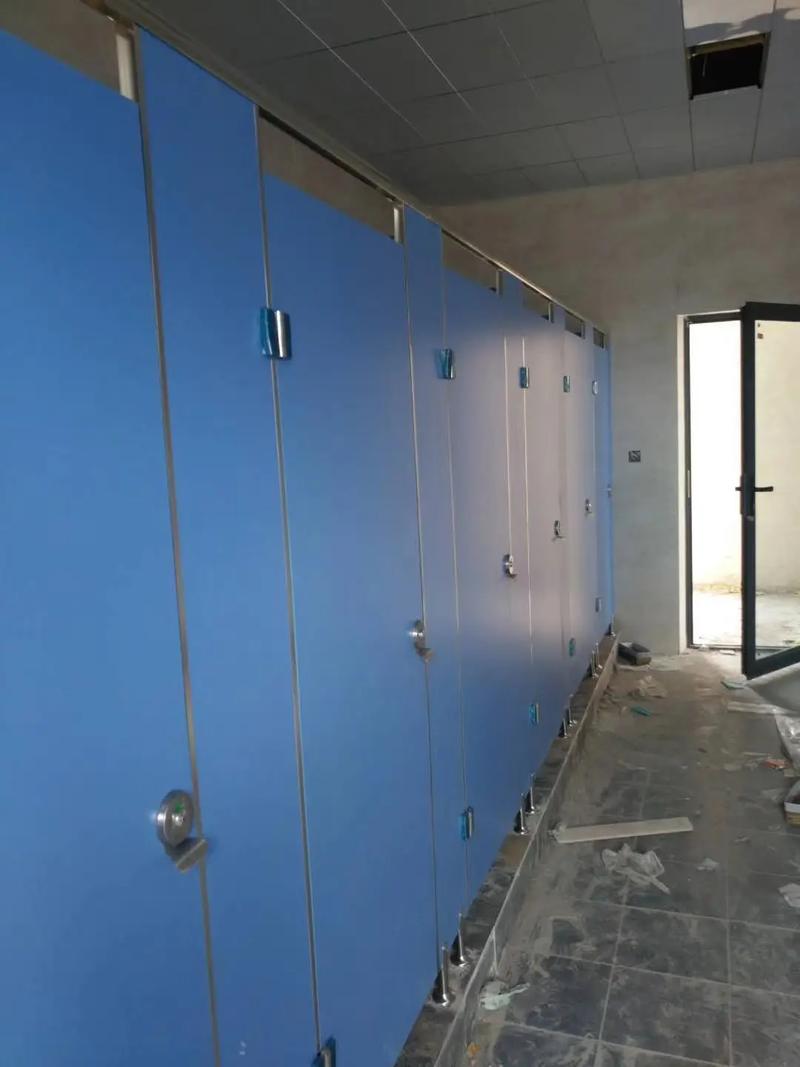 卫生间隔断 施工完效果图,有需要的可以联系王先生1357 - 抖