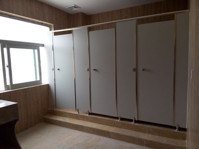 PVC板卫生间隔断 为何成为现代公共卫生间的优选方案